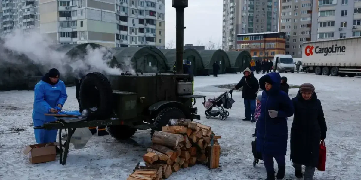 Апокалипсис на Украине дошел до предела: люди жгут костры из елок и спят в туалете Апокалипсис на Украине дошел до предела: люди жгут костры из елок и спят в туалете