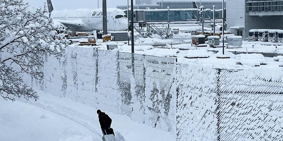 Снегопад в Москве привел к временной остановке работы крупнейшего аэропорта страны Снегопад в Москве привел к временной остановке работы крупнейшего аэропорта страны