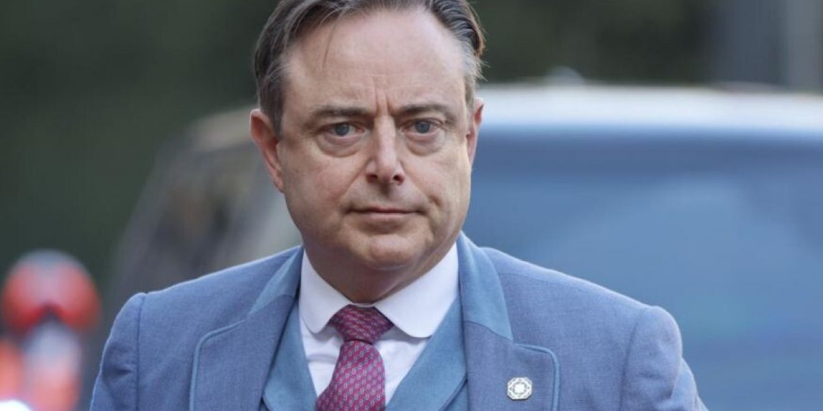 Премьер Бельгии потерял секретные бумаги у Трампа: «завтра проснусь в тюрьме» Премьер Бельгии потерял секретные бумаги у Трампа: «завтра проснусь в тюрьме»