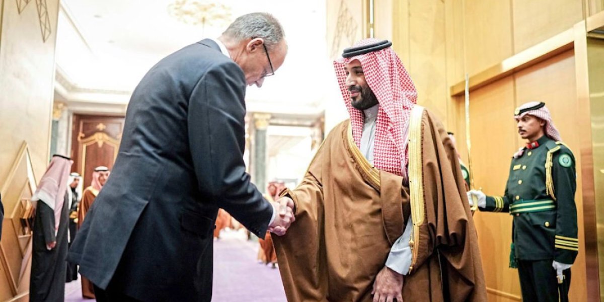 Американский газ вместо российского, оказался тоже «тоталитарным»: Мерц мчится за помощью к монархам Персидского залива Американский газ вместо российского, оказался тоже «тоталитарным»: Мерц мчится за помощью к монархам Персидского залива